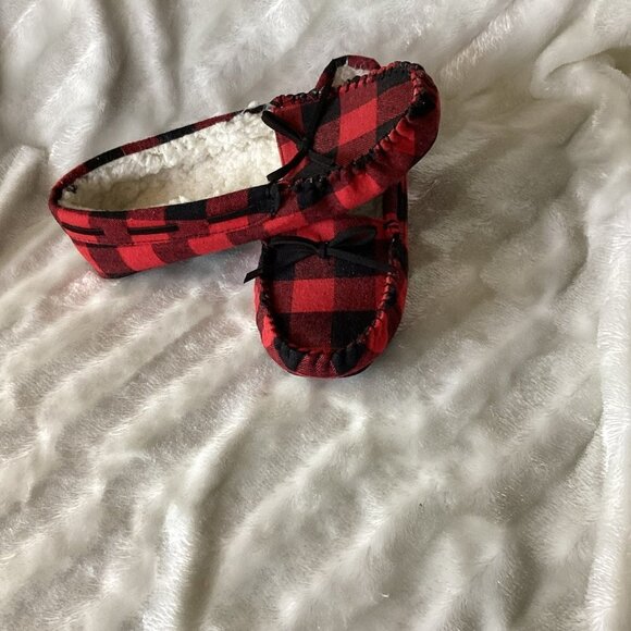 Old Navy NWOT Moccasin Slippers Women Medium 7-8 Sherpa Lined Buffalo Check Red - Picture 1 of 2